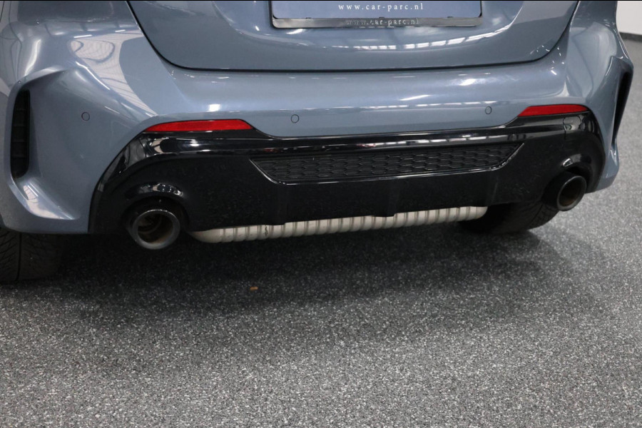 BMW 1-serie M135i xDrive M-PERFORMANCE/LED/VIRTUAL/SFEER/PANO/ALCANTARA+S.VERWARMING/LMV/CRUISE/ECC/12 MND GARANTIE!