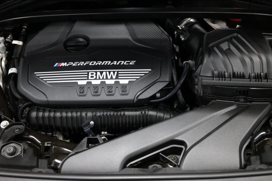 BMW 1-serie M135i xDrive M-PERFORMANCE/LED/VIRTUAL/SFEER/PANO/ALCANTARA+S.VERWARMING/LMV/CRUISE/ECC/12 MND GARANTIE!
