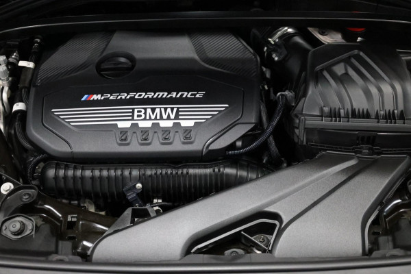 BMW 1-serie M135i xDrive M-PERFORMANCE/LED/VIRTUAL/SFEER/PANO/ALCANTARA+S.VERWARMING/LMV/CRUISE/ECC/12 MND GARANTIE!