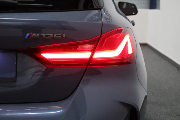 BMW 1-serie M135i xDrive M-PERFORMANCE/LED/VIRTUAL/SFEER/PANO/ALCANTARA+S.VERWARMING/LMV/CRUISE/ECC/12 MND GARANTIE!