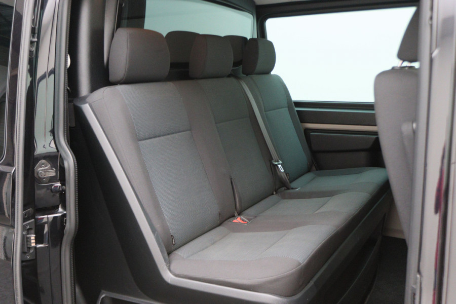 Volkswagen Transporter 2.0 TDI L2H1 DC Highline Navigatie, Cruise, Trekhaak, DAB, PDC, Bluetooth