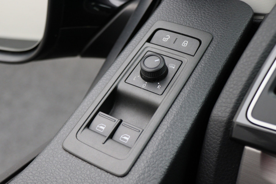 Volkswagen Transporter 2.0 TDI L2H1 DC Highline Navigatie, Cruise, Trekhaak, DAB, PDC, Bluetooth