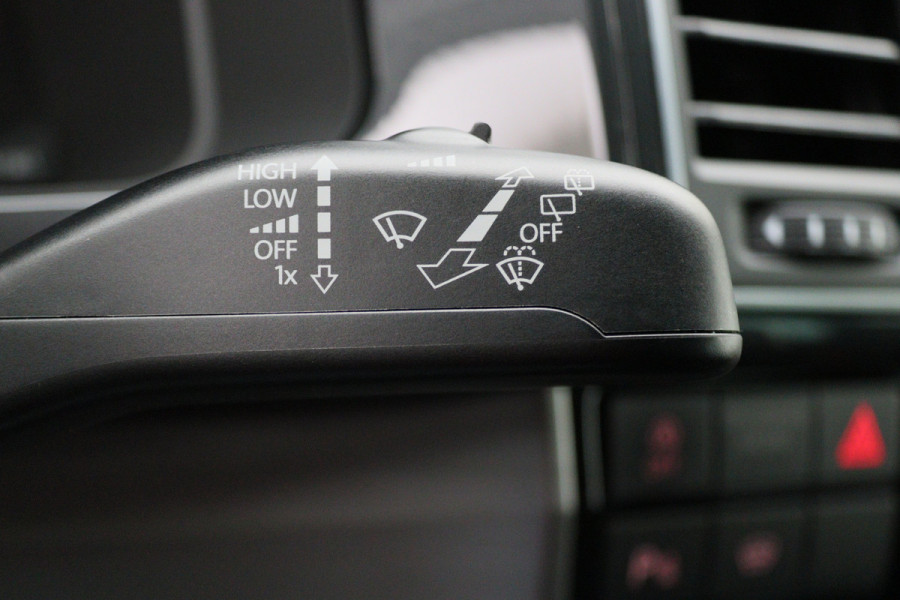 Volkswagen Transporter 2.0 TDI L2H1 DC Highline Navigatie, Cruise, Trekhaak, DAB, PDC, Bluetooth