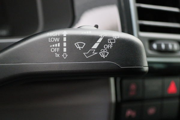 Volkswagen Transporter 2.0 TDI L2H1 DC Highline Navigatie, Cruise, Trekhaak, DAB, PDC, Bluetooth