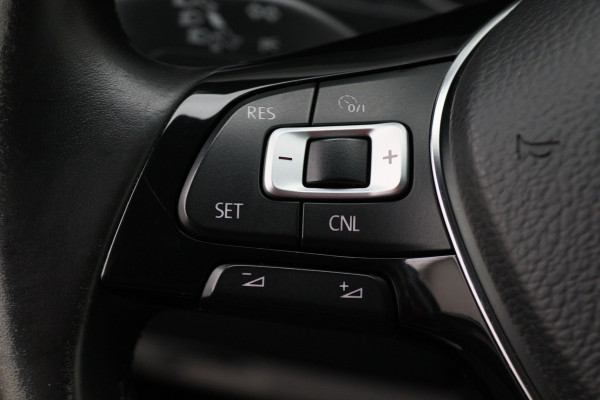Volkswagen Transporter 2.0 TDI L2H1 DC Highline Navigatie, Cruise, Trekhaak, DAB, PDC, Bluetooth