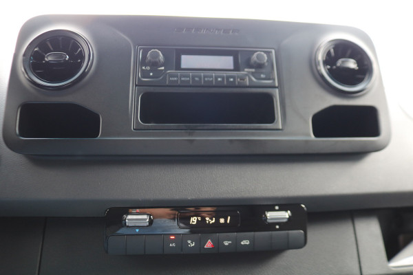 Mercedes-Benz eSprinter L2 H2 55 kWh Airco 270gr Achterdeuren Mercedes-Benz eSprinter L2 H2 55 kWh Airco 270gr Achterdeuren