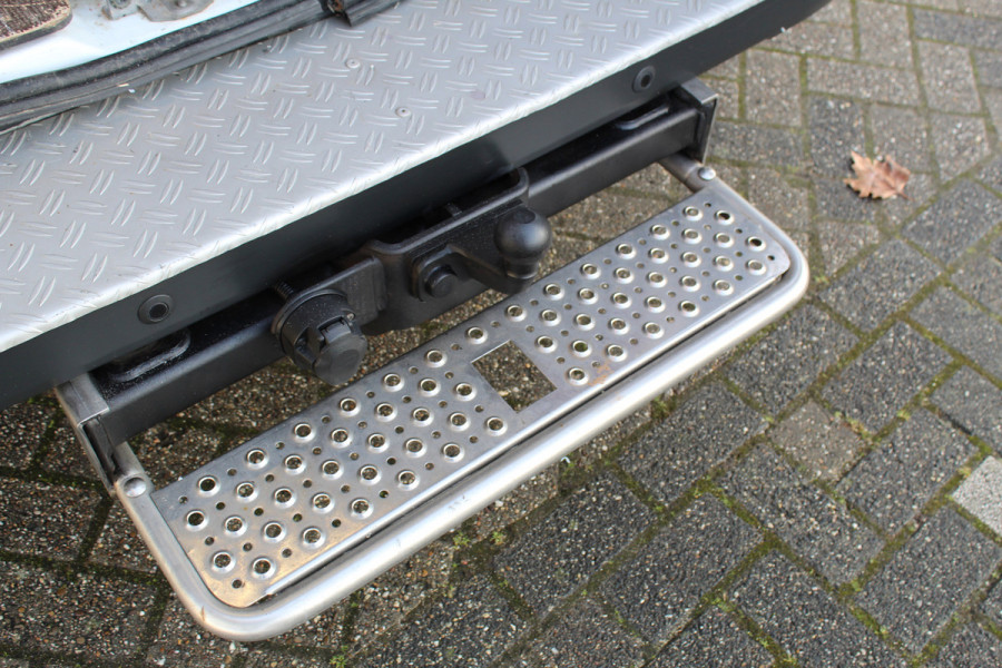 Ford Transit 290 2.0-105pk TDCI L2H2 Ambiente. Compleet ingerichte Ford Transit ! Camera, pdc v+a, airco, ladder achterd., opstaptrede met trekhaak, imperiaal met ladder, omvormer naar 220V, etc etc.