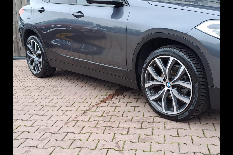 BMW X2 sDrive18i | Automaat | LED | Navi | Cruise | PDC | All-seasons |
