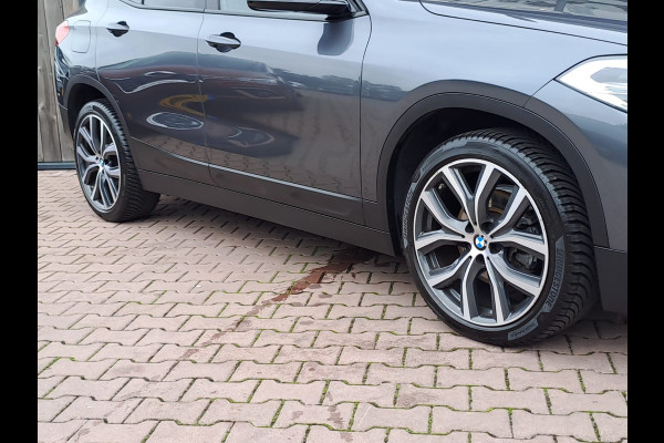 BMW X2 sDrive18i | Automaat | LED | Navi | Cruise | PDC | All-seasons |