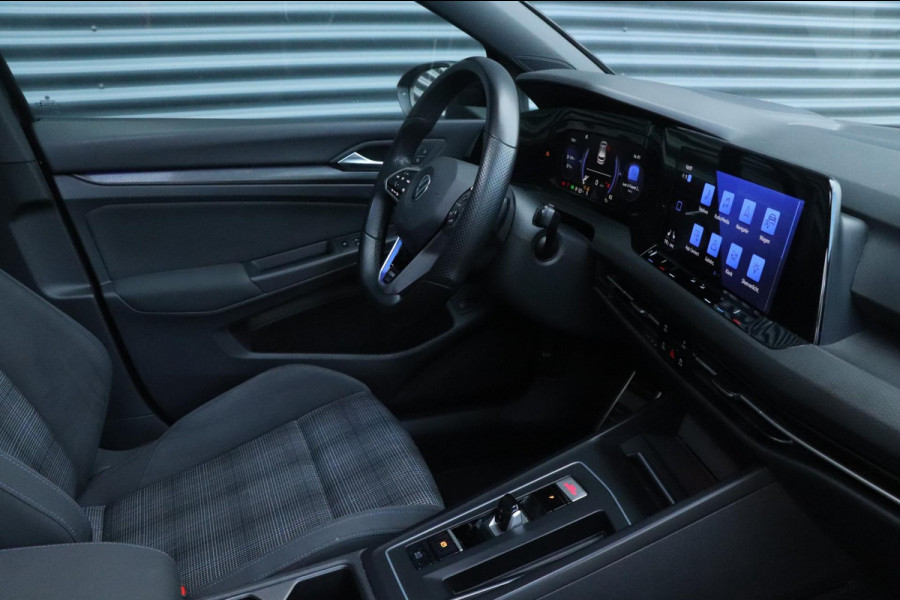Volkswagen Golf 1.4 eHybrid GTE | PANO | IQ.DRIVE | Sfeerverlichting Volkswagen Golf 1.4 eHybrid GTE | PANO | IQ.DRIVE | Sfeerverlichting