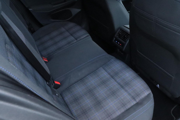 Volkswagen Golf 1.4 eHybrid GTE | PANO | IQ.DRIVE | Sfeerverlichting Volkswagen Golf 1.4 eHybrid GTE | PANO | IQ.DRIVE | Sfeerverlichting