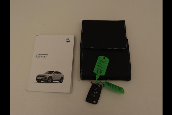 Volkswagen T-Roc 1.5 TSI Life Bns | Camera | Navigatie | Stoelverwarming | Carplay | Getint glas | Adaptive cruise | Climate control