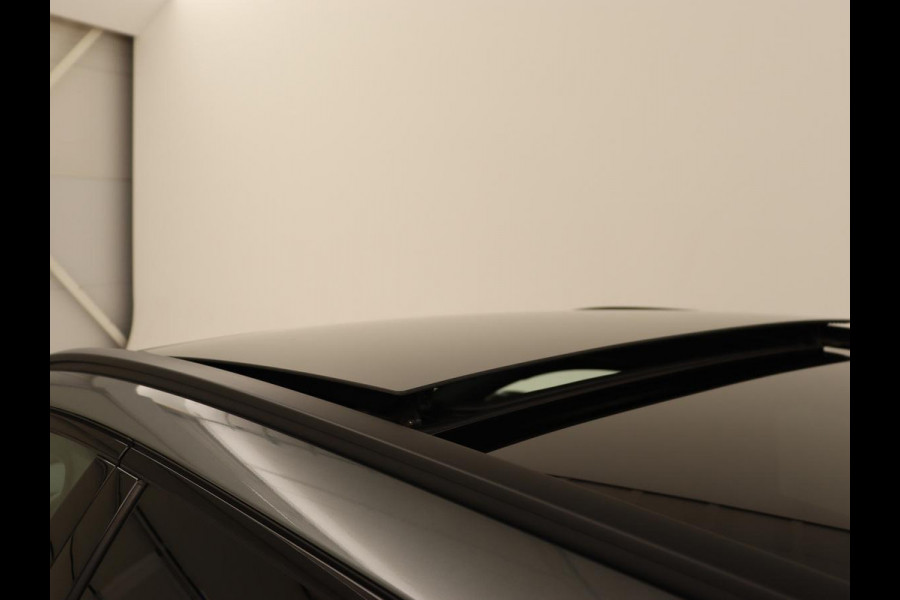 Mercedes-Benz C-Klasse 300 e AMG Line | Panoramadak | Wegklapbare trekhaak | Sfeerverlichting | Elektrische stoelen | Stoelverwarming | 360 Camera | Leder | Memory | Carplay