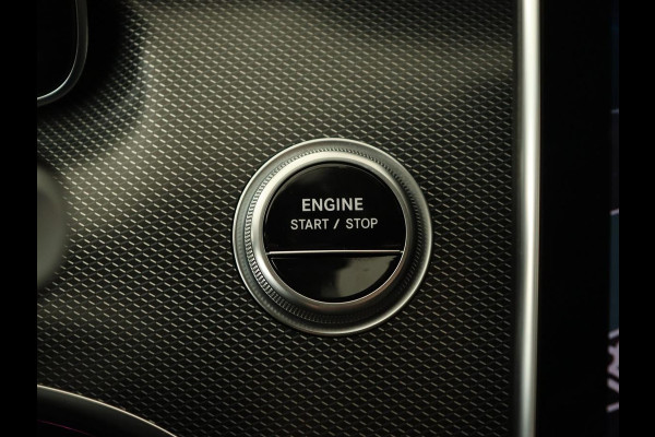Mercedes-Benz C-Klasse 300 e AMG Line | Panoramadak | Wegklapbare trekhaak | Sfeerverlichting | Elektrische stoelen | Stoelverwarming | 360 Camera | Leder | Memory | Carplay