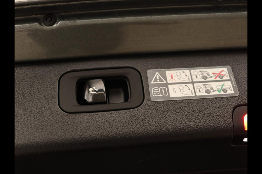 Mercedes-Benz C-Klasse 300 e AMG Line | Panoramadak | Wegklapbare trekhaak | Sfeerverlichting | Elektrische stoelen | Stoelverwarming | 360 Camera | Leder | Memory | Carplay