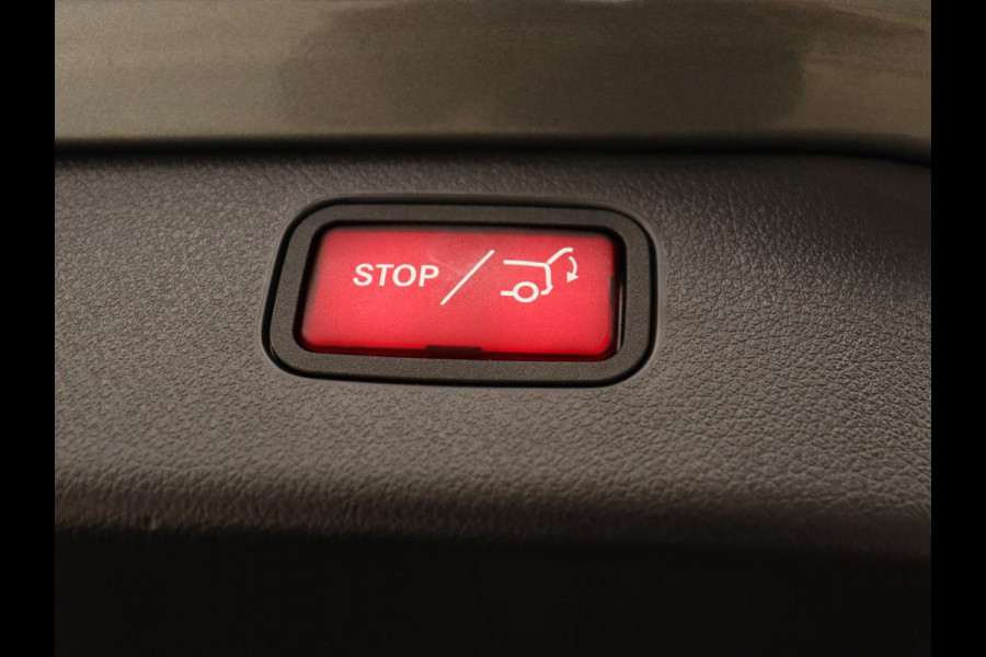 Mercedes-Benz C-Klasse 300 e AMG Line | Panoramadak | Wegklapbare trekhaak | Sfeerverlichting | Elektrische stoelen | Stoelverwarming | 360 Camera | Leder | Memory | Carplay
