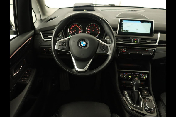 BMW 2 Serie Active Tourer 220i High Executive | Trekhaak | Head-up display | Cruise Control | lederen bekleding | LED koplampen | Navigatie | Stoelverwarming | LMV 17 |