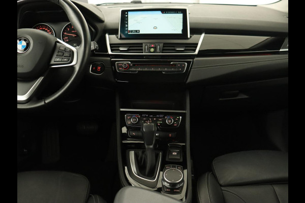 BMW 2 Serie Active Tourer 220i High Executive | Trekhaak | Head-up display | Cruise Control | lederen bekleding | LED koplampen | Navigatie | Stoelverwarming | LMV 17 |