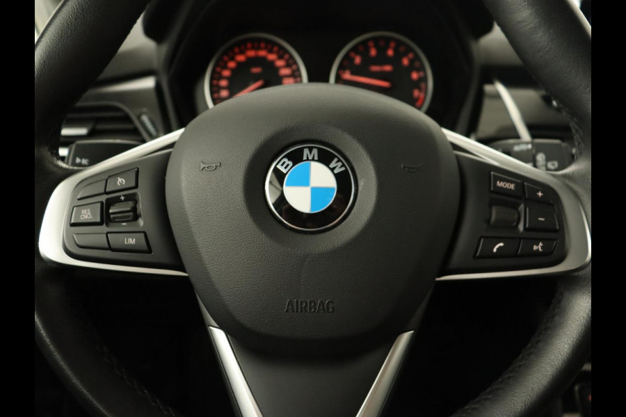 BMW 2 Serie Active Tourer 220i High Executive | Trekhaak | Head-up display | Cruise Control | lederen bekleding | LED koplampen | Navigatie | Stoelverwarming | LMV 17 |