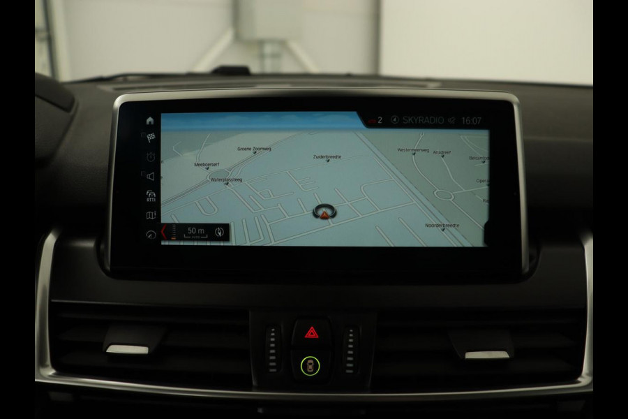 BMW 2 Serie Active Tourer 220i High Executive | Trekhaak | Head-up display | Cruise Control | lederen bekleding | LED koplampen | Navigatie | Stoelverwarming | LMV 17 |