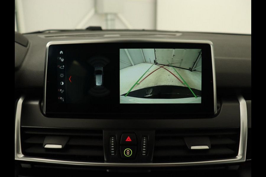 BMW 2 Serie Active Tourer 220i High Executive | Trekhaak | Head-up display | Cruise Control | lederen bekleding | LED koplampen | Navigatie | Stoelverwarming | LMV 17 |