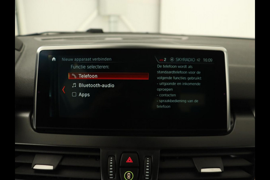 BMW 2 Serie Active Tourer 220i High Executive | Trekhaak | Head-up display | Cruise Control | lederen bekleding | LED koplampen | Navigatie | Stoelverwarming | LMV 17 |