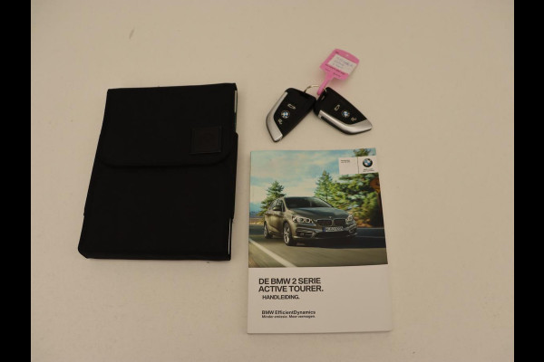 BMW 2 Serie Active Tourer 220i High Executive | Trekhaak | Head-up display | Cruise Control | lederen bekleding | LED koplampen | Navigatie | Stoelverwarming | LMV 17 |