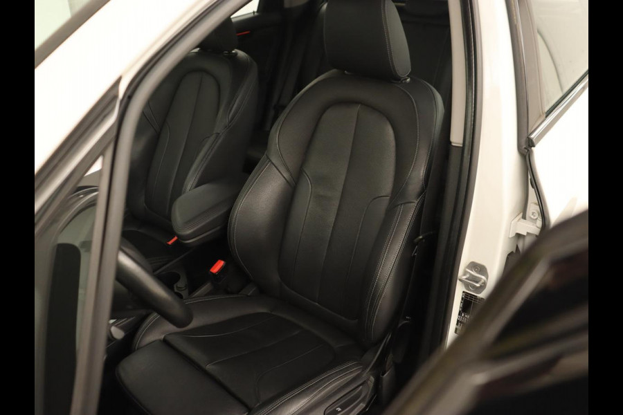 BMW 2 Serie Active Tourer 220i High Executive | Trekhaak | Head-up display | Cruise Control | lederen bekleding | LED koplampen | Navigatie | Stoelverwarming | LMV 17 |