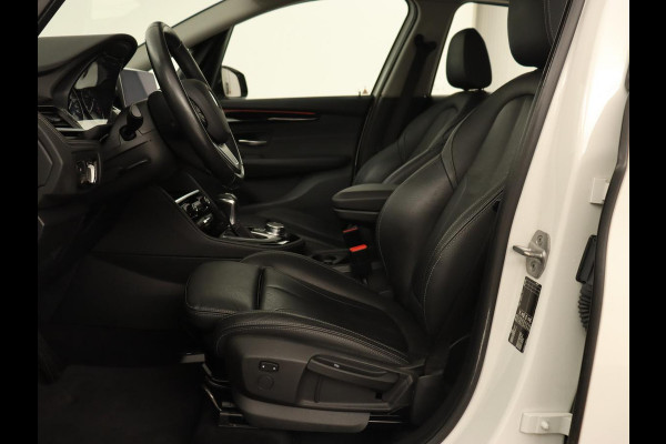 BMW 2 Serie Active Tourer 220i High Executive | Trekhaak | Head-up display | Cruise Control | lederen bekleding | LED koplampen | Navigatie | Stoelverwarming | LMV 17 |