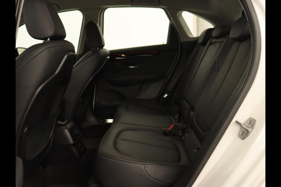 BMW 2 Serie Active Tourer 220i High Executive | Trekhaak | Head-up display | Cruise Control | lederen bekleding | LED koplampen | Navigatie | Stoelverwarming | LMV 17 |