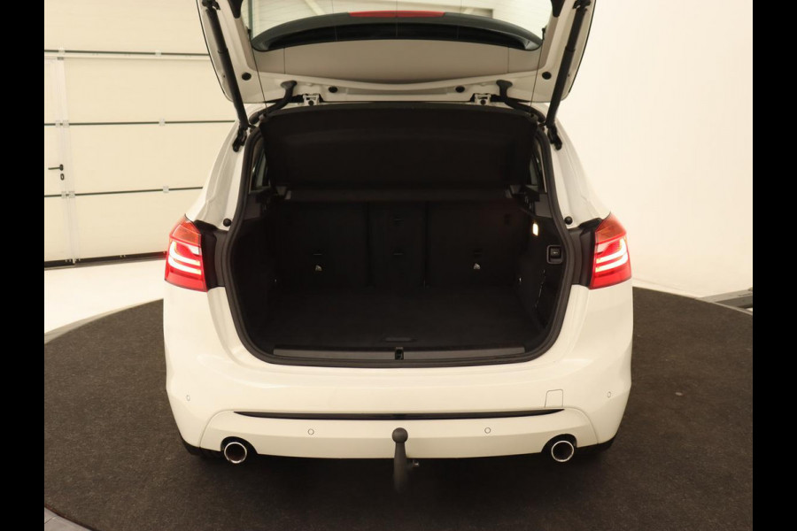 BMW 2 Serie Active Tourer 220i High Executive | Trekhaak | Head-up display | Cruise Control | lederen bekleding | LED koplampen | Navigatie | Stoelverwarming | LMV 17 |