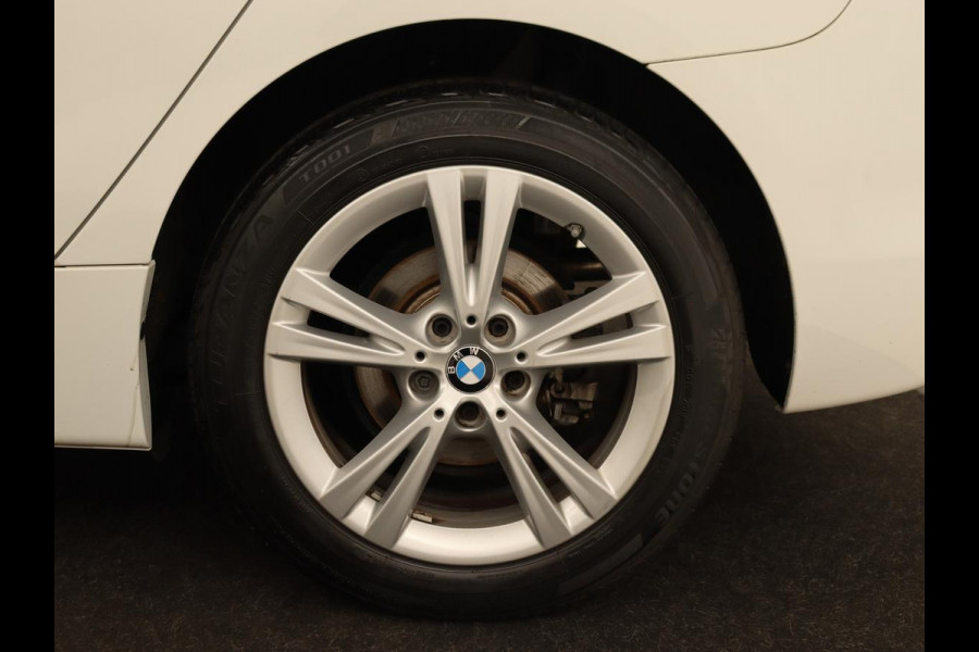 BMW 2 Serie Active Tourer 220i High Executive | Trekhaak | Head-up display | Cruise Control | lederen bekleding | LED koplampen | Navigatie | Stoelverwarming | LMV 17 |