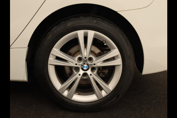 BMW 2 Serie Active Tourer 220i High Executive | Trekhaak | Head-up display | Cruise Control | lederen bekleding | LED koplampen | Navigatie | Stoelverwarming | LMV 17 |