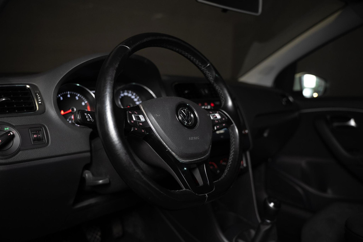 Volkswagen Polo 1.2 TSI R-Line | Cruise | Airco | Carplay Volkswagen Polo 1.2 TSI R-Line | Cruise | Airco | Carplay