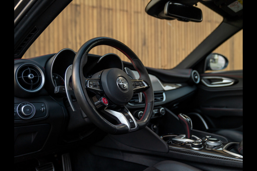 Alfa Romeo Giulia 2.9 V6 Quadrifoglio | Carbon stoelen | Akrapovic | Keramisch | Lederen dash.