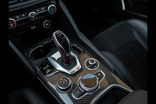 Alfa Romeo Giulia 2.9 V6 Quadrifoglio | Carbon stoelen | Akrapovic | Keramisch | Lederen dash.