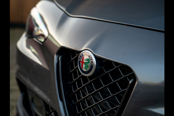 Alfa Romeo Giulia 2.9 V6 Quadrifoglio | Carbon stoelen | Akrapovic | Keramisch | Lederen dash.