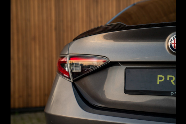 Alfa Romeo Giulia 2.9 V6 Quadrifoglio | Carbon stoelen | Akrapovic | Keramisch | Lederen dash.