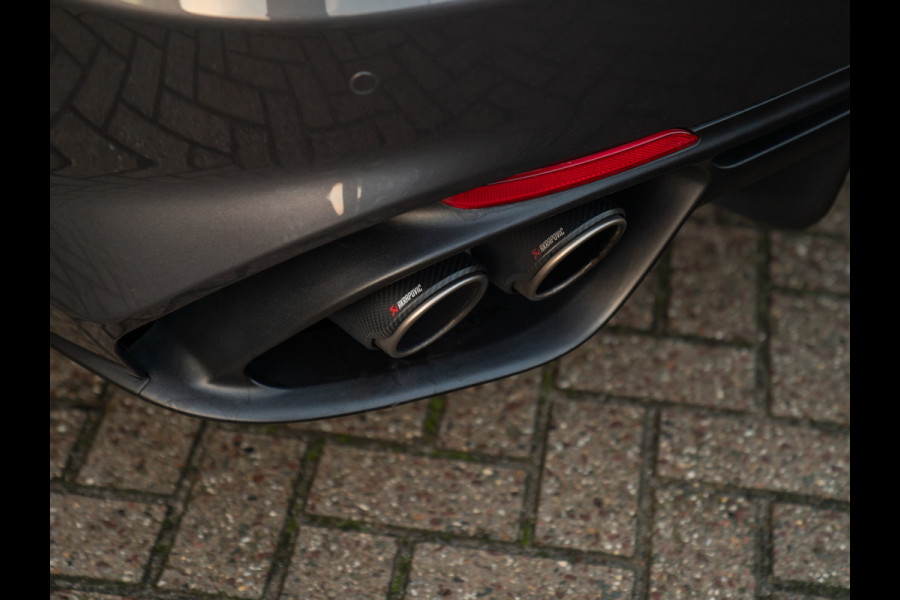 Alfa Romeo Giulia 2.9 V6 Quadrifoglio | Carbon stoelen | Akrapovic | Keramisch | Lederen dash.