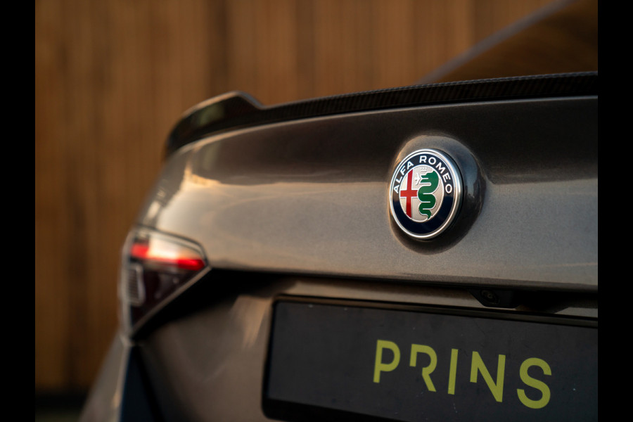 Alfa Romeo Giulia 2.9 V6 Quadrifoglio | Carbon stoelen | Akrapovic | Keramisch | Lederen dash.