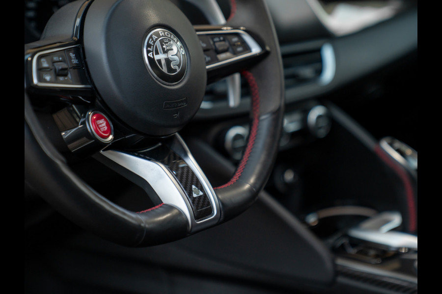 Alfa Romeo Giulia 2.9 V6 Quadrifoglio | Carbon stoelen | Akrapovic | Keramisch | Lederen dash.