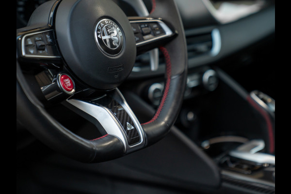 Alfa Romeo Giulia 2.9 V6 Quadrifoglio | Carbon stoelen | Akrapovic | Keramisch | Lederen dash.