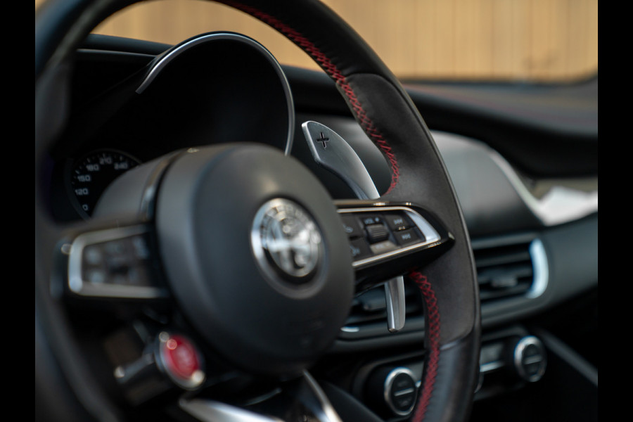 Alfa Romeo Giulia 2.9 V6 Quadrifoglio | Carbon stoelen | Akrapovic | Keramisch | Lederen dash.