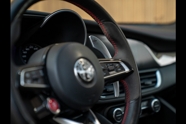 Alfa Romeo Giulia 2.9 V6 Quadrifoglio | Carbon stoelen | Akrapovic | Keramisch | Lederen dash.