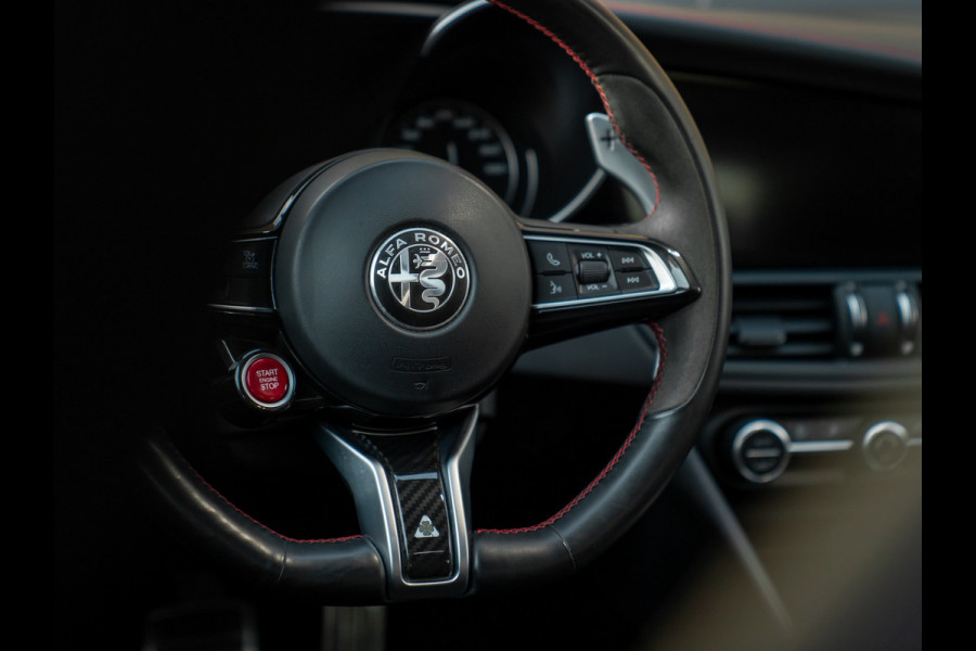 Alfa Romeo Giulia 2.9 V6 Quadrifoglio | Carbon stoelen | Akrapovic | Keramisch | Lederen dash.