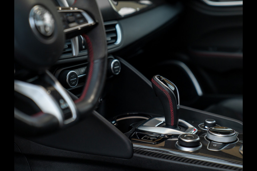 Alfa Romeo Giulia 2.9 V6 Quadrifoglio | Carbon stoelen | Akrapovic | Keramisch | Lederen dash.