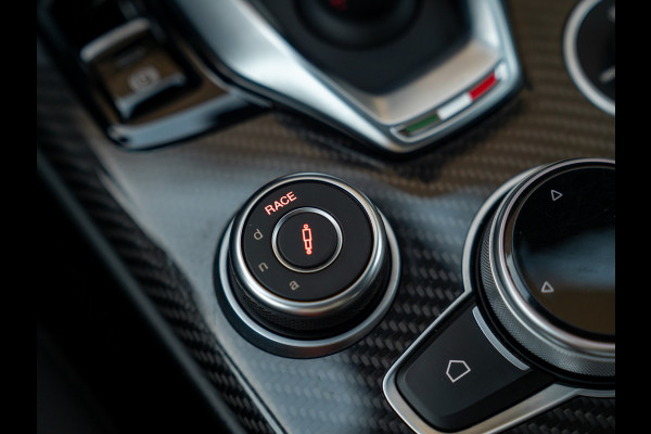 Alfa Romeo Giulia 2.9 V6 Quadrifoglio | Carbon stoelen | Akrapovic | Keramisch | Lederen dash.
