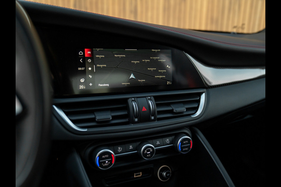 Alfa Romeo Giulia 2.9 V6 Quadrifoglio | Carbon stoelen | Akrapovic | Keramisch | Lederen dash.