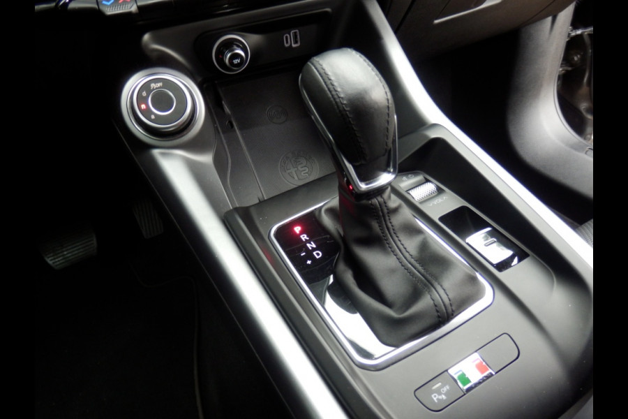 Alfa Romeo Tonale 1.5T Hybrid 160PK | TI- Uitvoering | Leder- Pakket | Alfa Romeo Tonale 1.5T Hybrid 160PK | TI- Uitvoering | Leder- Pakket |