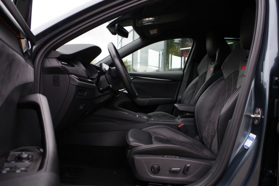 Škoda Octavia Combi 1.4 TSI RS 245 PK iV PHEV BNS, LED, Keyless, Adap. Cruise Control, Carplay, Head-Up, Camera Škoda Octavia Combi 1.4 TSI RS 245 PK iV PHEV BNS, LED, Keyless, Adap. Cruise Control, Carplay, Head-Up, Camera